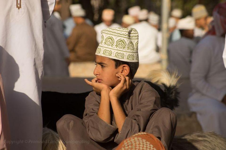 Jongen op de markt in Nizwa